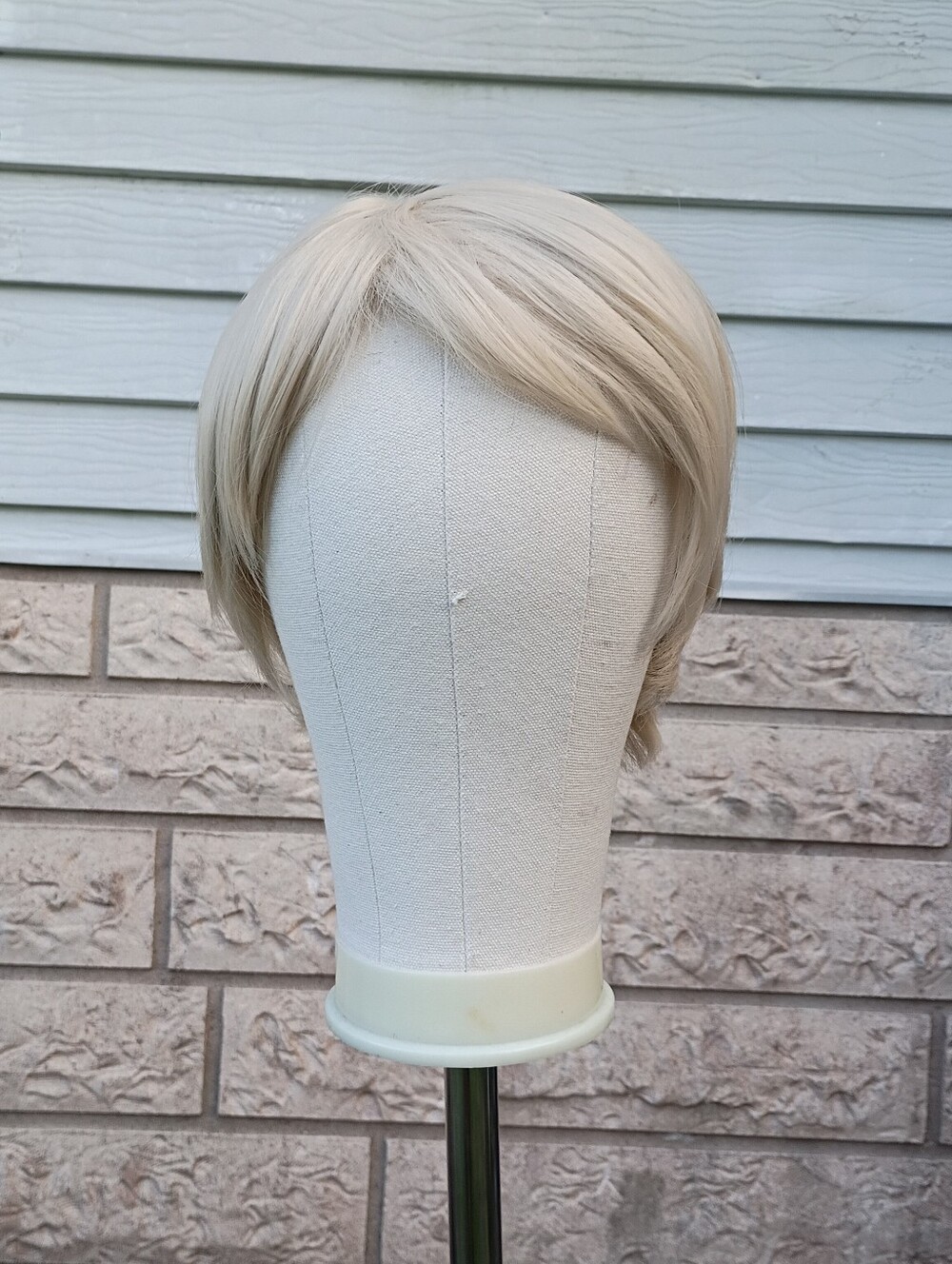 Short Platinum Blonde Wig - Smooth Pixie Bob